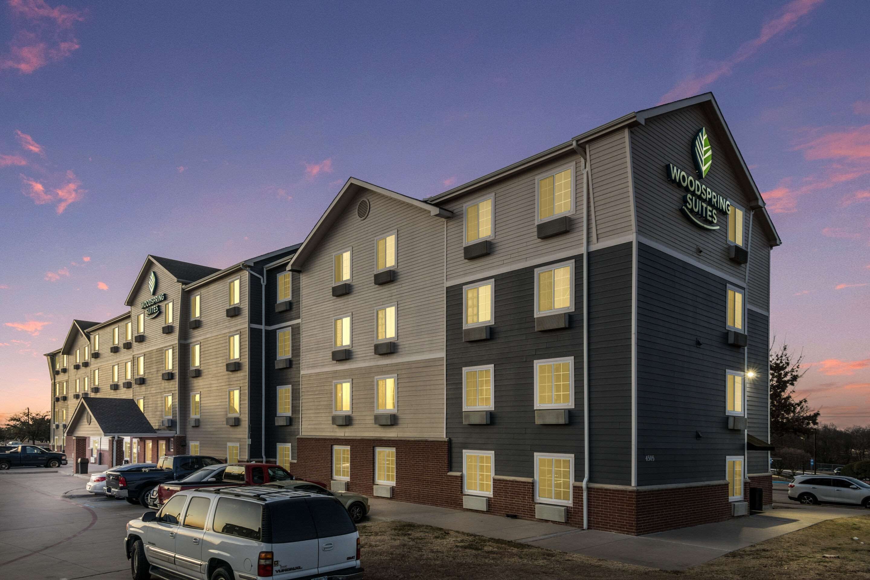 Ein mehrstöckiges Hotel mit modernem Design, das ein markantes Logo an der Fassade zeigt.