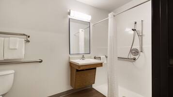 Combined shower/tub, free toiletries, towels