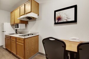 Refrigerador con freezer, microondas, placa de cocina