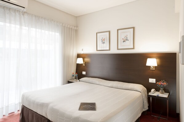 Pillowtop beds, in-room safe, individually decorated, blackout drapes - Concorde Hotel (Buenos Aires)