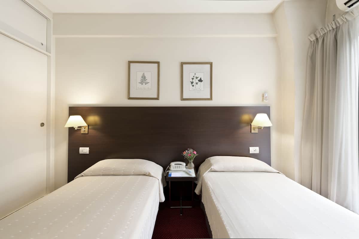 Chambre Double Standard, 2 lits une place | Surmatelas, coffres-forts dans les chambres, rideaux occultants