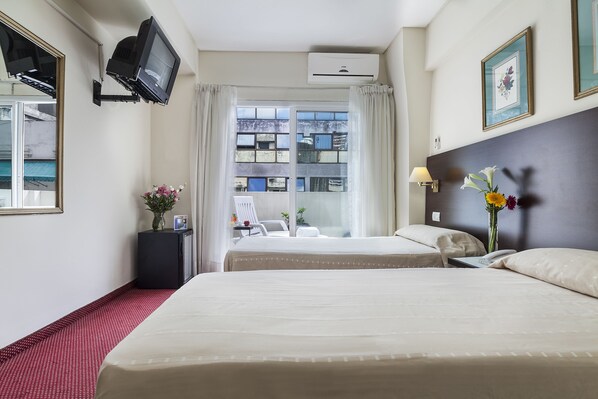 Habitación doble estándar, 2 camas individuales | Camas con pillow-top y caja de seguridad en la habitación 