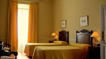 Minibar, caixa forta a l'habitació i escriptori