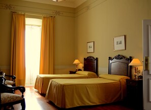 Minibar, in-room safe, desk, soundproofing - Hotel 4* Mirador de Llerena (Llerena)