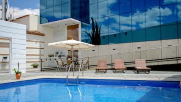 Piscina externa sazonal, funciona das 11h às 20h, espreguiçadeiras