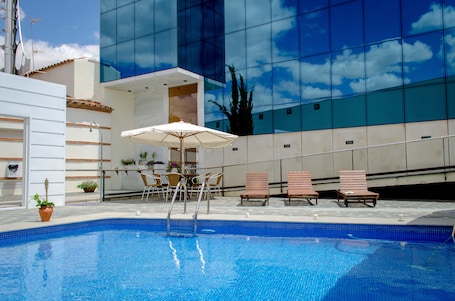 Außenpool (je nach Saison geöffnet), Liegestühle. Hotel 4* Mirador de Llerena