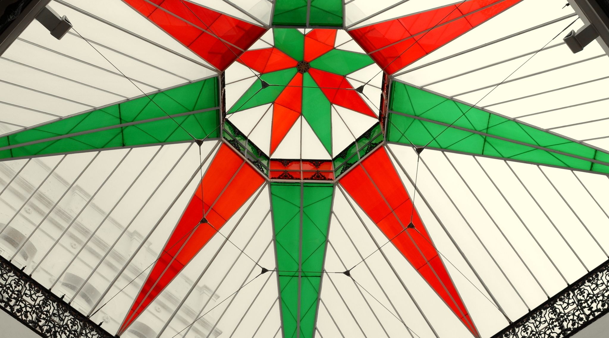 Diseño geométrico del techo con un motivo central en forma de estrella.
