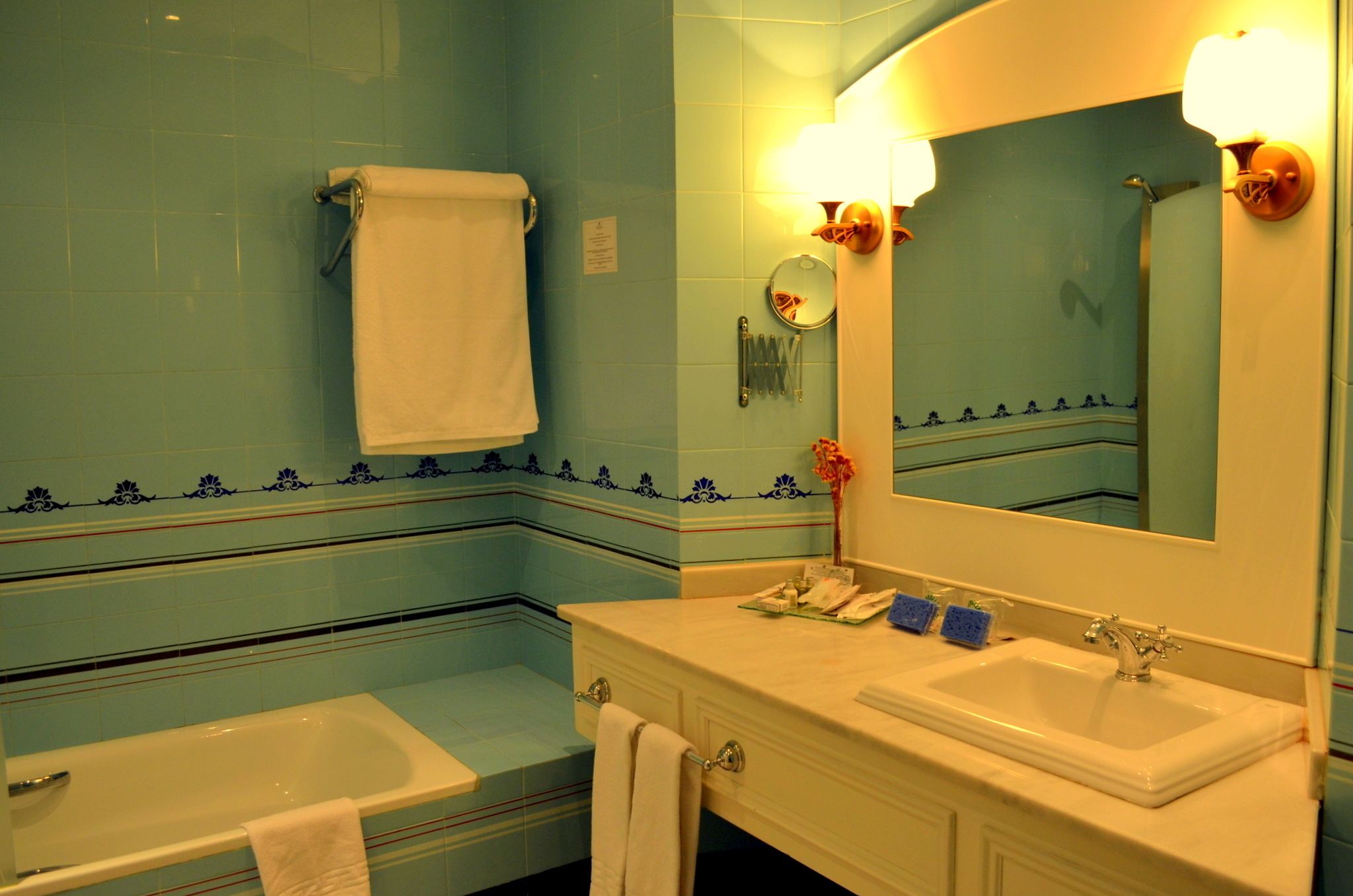Une salle de bain avec une baignoire, un lavabo et un miroir.