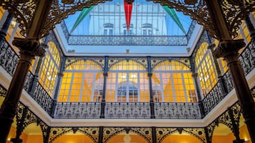 Coin salon dans le hall
