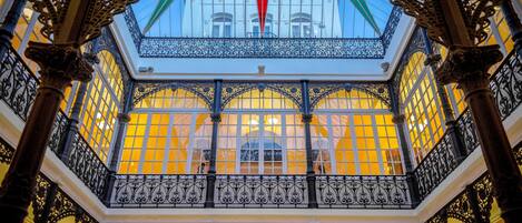 Coin salon dans le hall