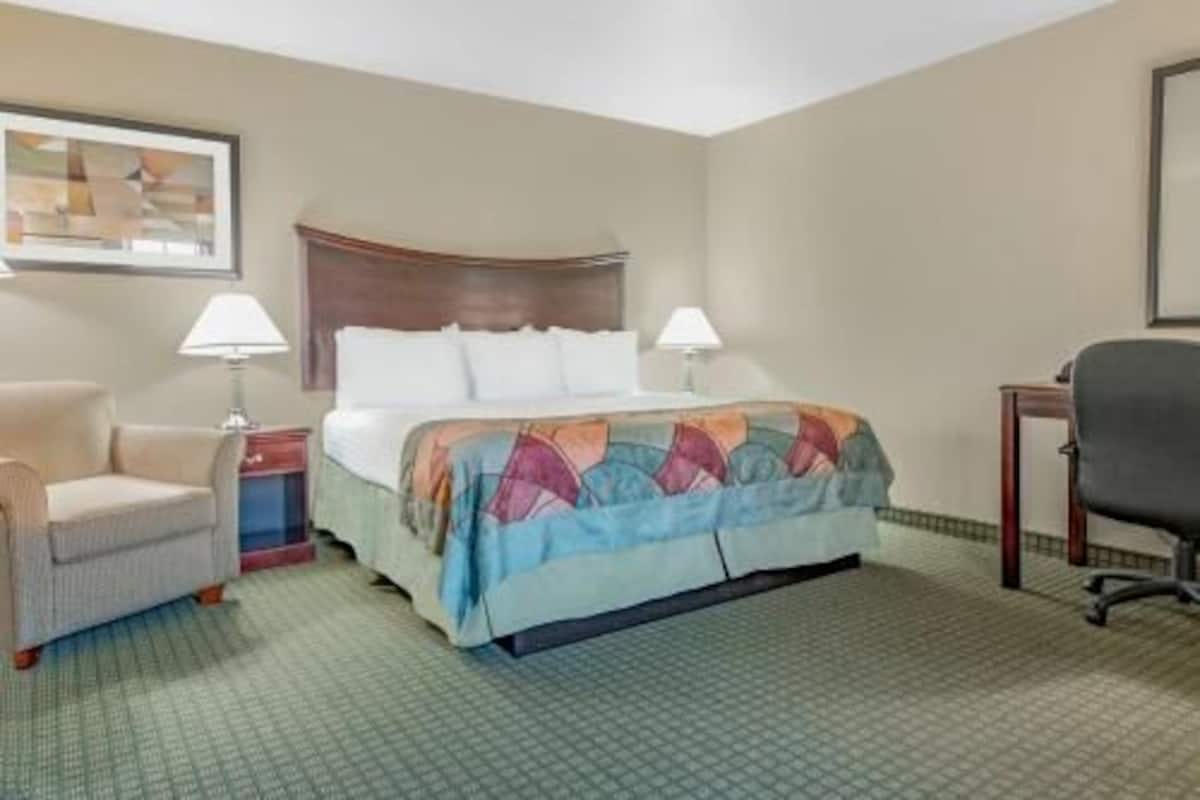 Egyptian cotton sheets, premium bedding, down duvets, in-room safe