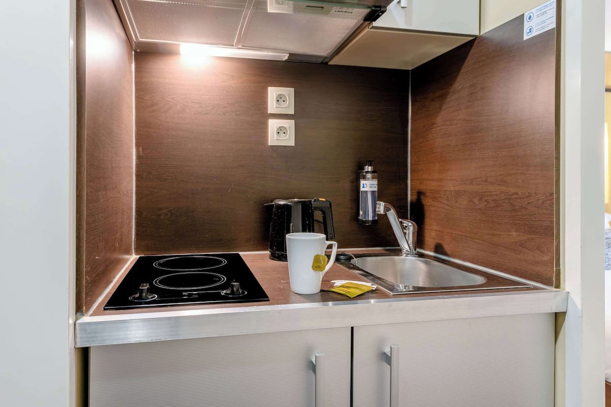 Fridge, microwave, stovetop, coffee/tea maker
