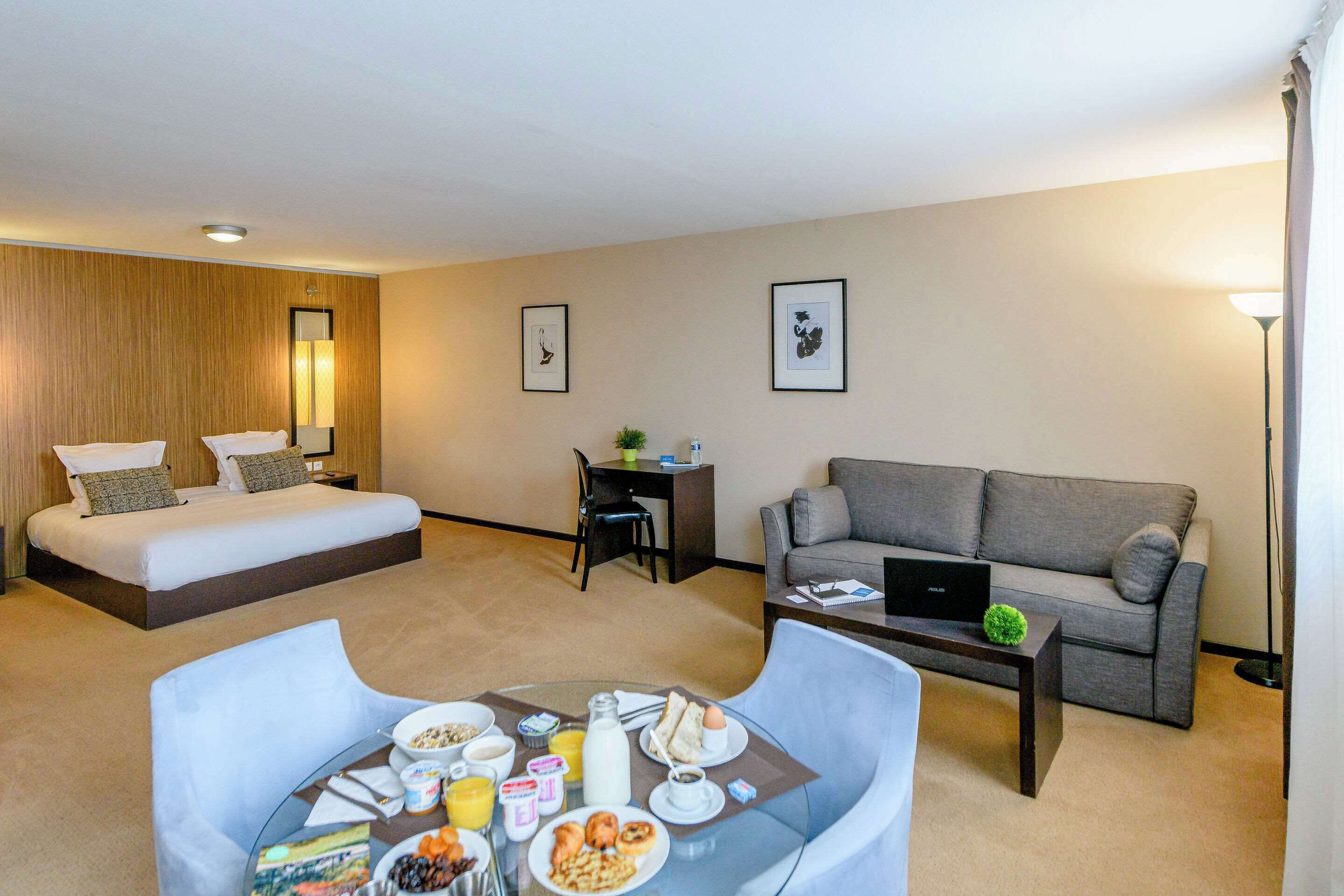 Suite junior 4 personnes | Két bảo mật tại phòng, bàn, màn/rèm cản sáng, phòng cách âm 