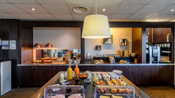 Daily continental breakfast (EUR 12.90 per person)
