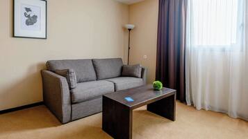 Standaard kamer | Een kluis op de kamer, een bureau, verduisterende gordijnen