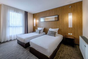 Studio twin | Caja fuerte, escritorio, cortinas opacas y sistema de insonorización