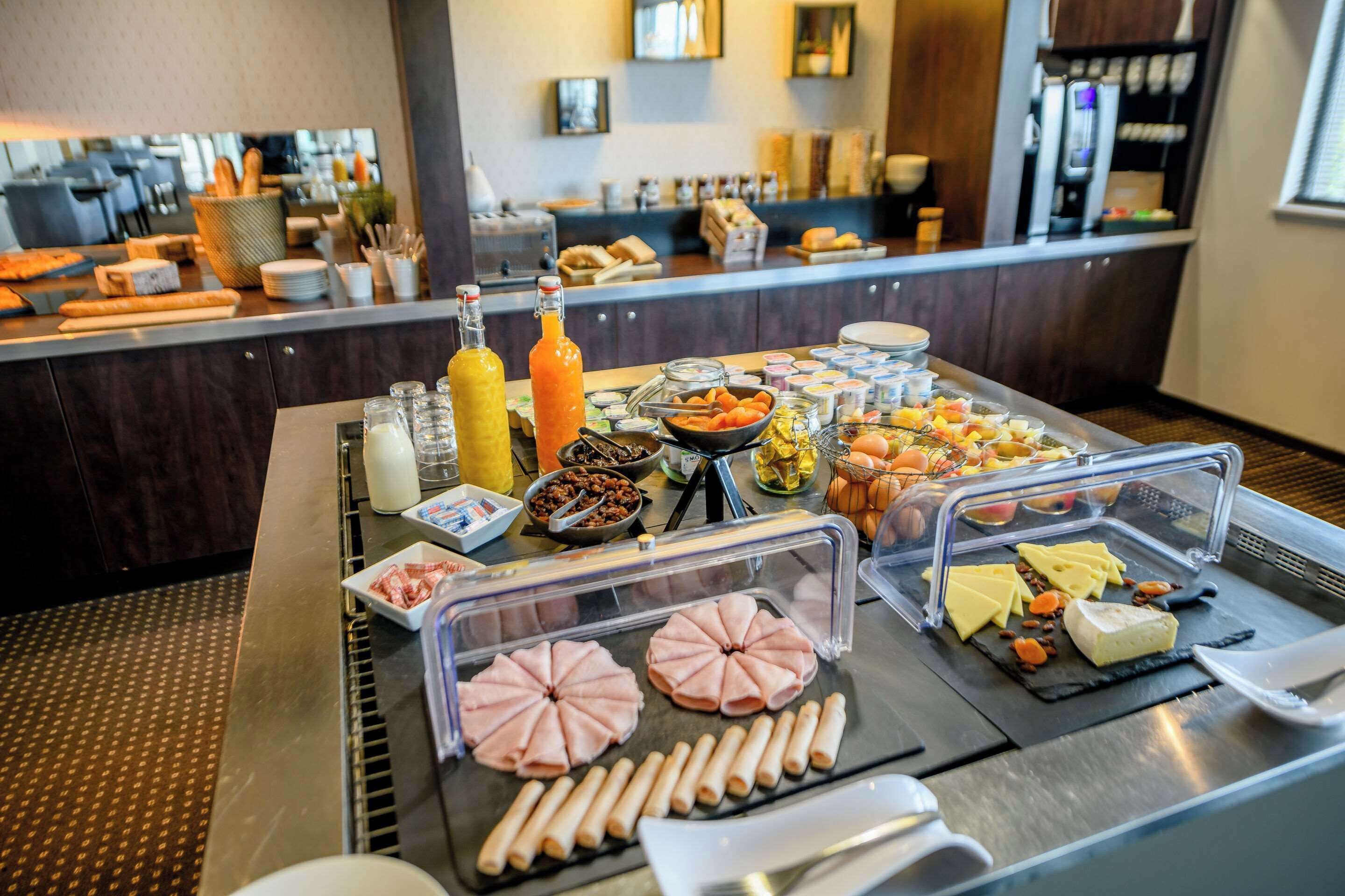 Ein Buffet mit verschiedenen Speisen und Beilagen.