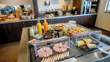 Ein Buffet mit verschiedenen Speisen und Beilagen.