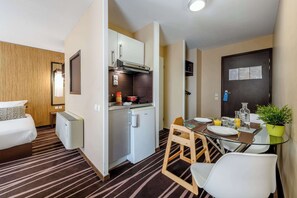 Suite junior 4 personnes | Private kitchen | Fridge, microwave, stovetop, coffee/tea maker - Comfort Aparthotel Bordeaux Begles Arena (Begles)