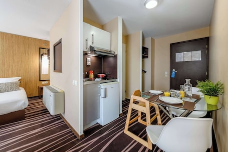 Suite junior 4 personnes | Private kitchen | Fridge, microwave, stovetop, coffee/tea maker