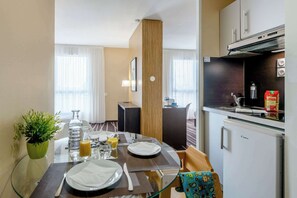 Suite junior 4 personnes | Private kitchen | Fridge, microwave, stovetop, coffee/tea maker - Comfort Aparthotel Bordeaux Begles Arena (Begles)