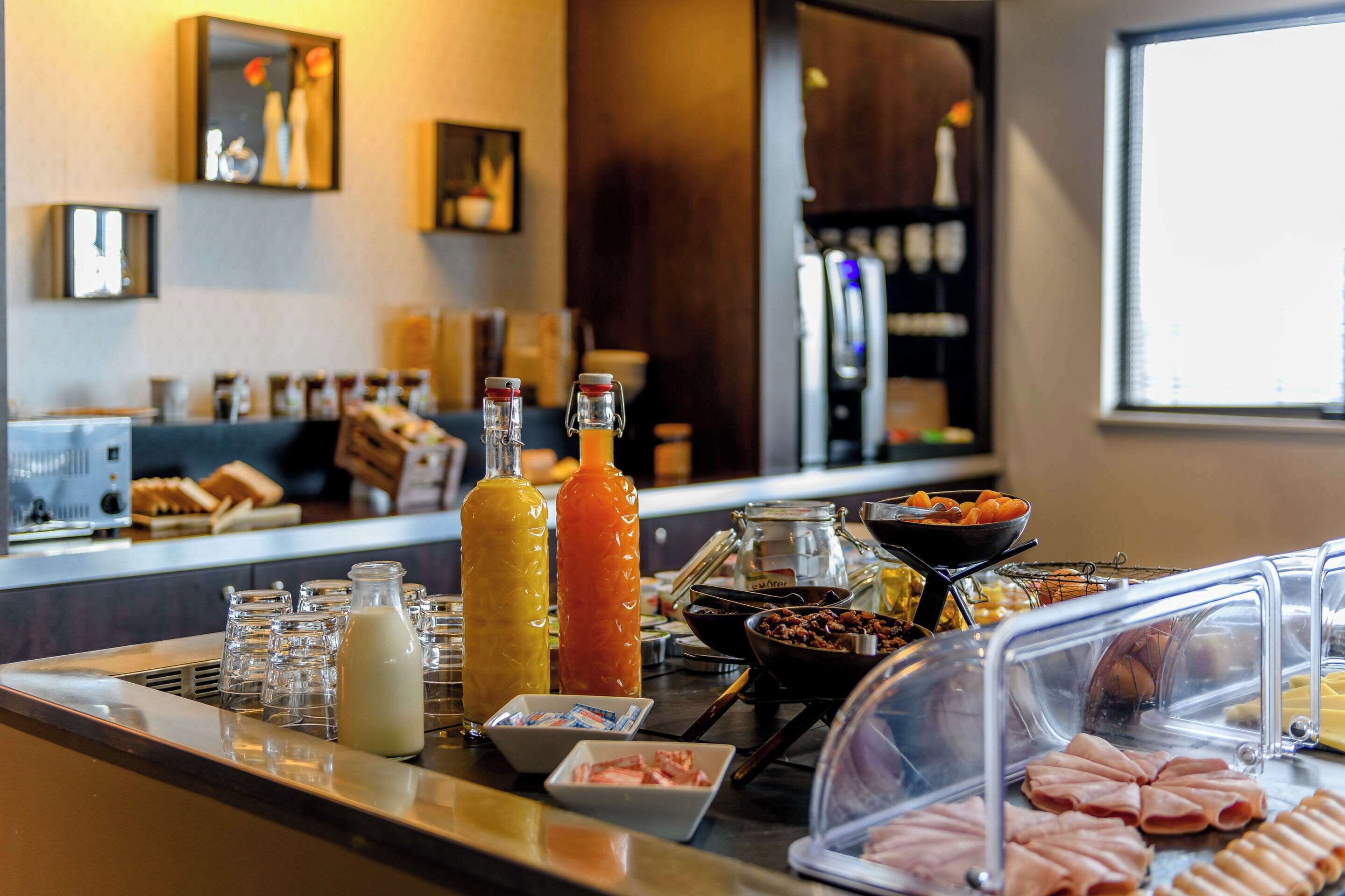Ein Frühstücksbuffet mit verschiedenen Speisen und Getränken.