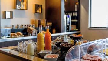 Un buffet de petit-déjeuner proposant une variété d'aliments et de boissons.