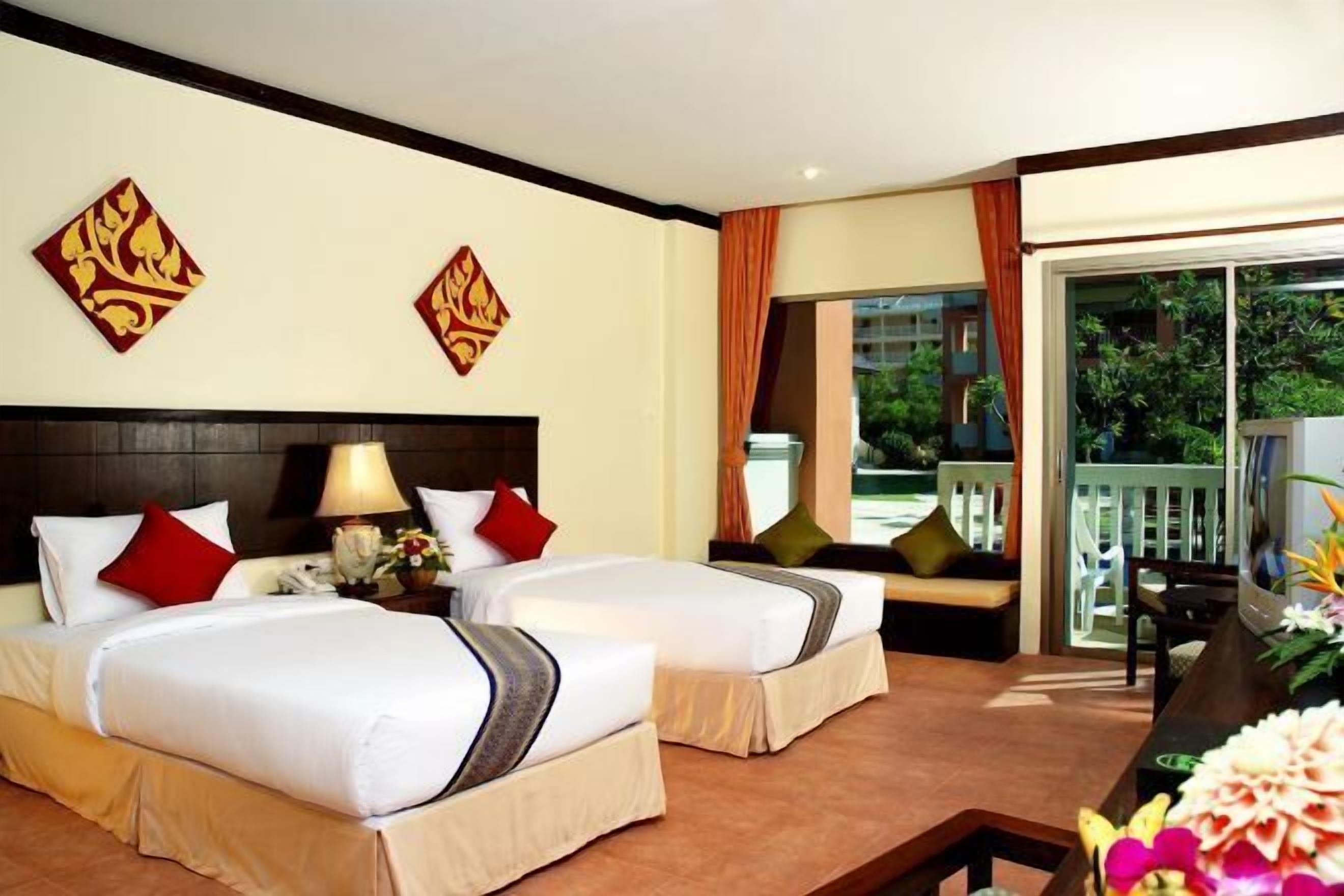 ミニバー、セーフティボックス (室内)、デスク、遮光カーテン