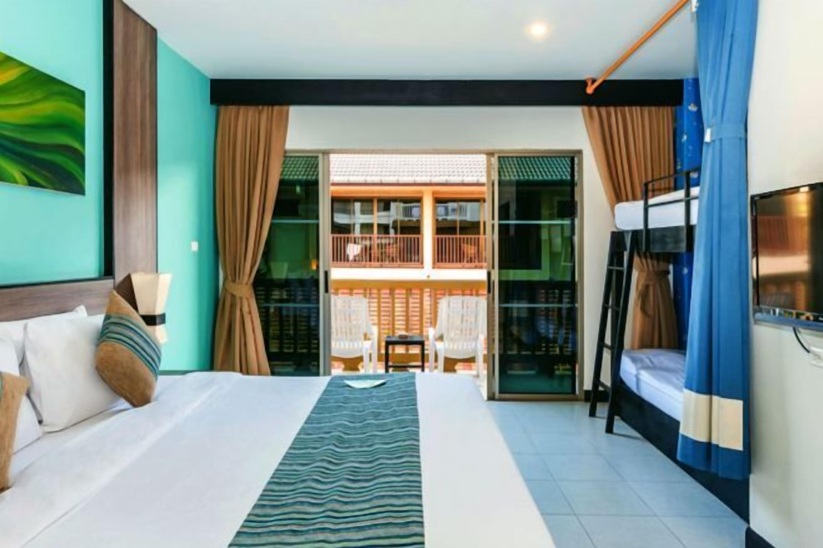 ミニバー、セーフティボックス (室内)、デスク、遮光カーテン