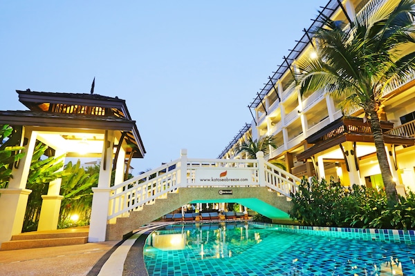 4 outdoor pools, pool umbrellas, sun loungers