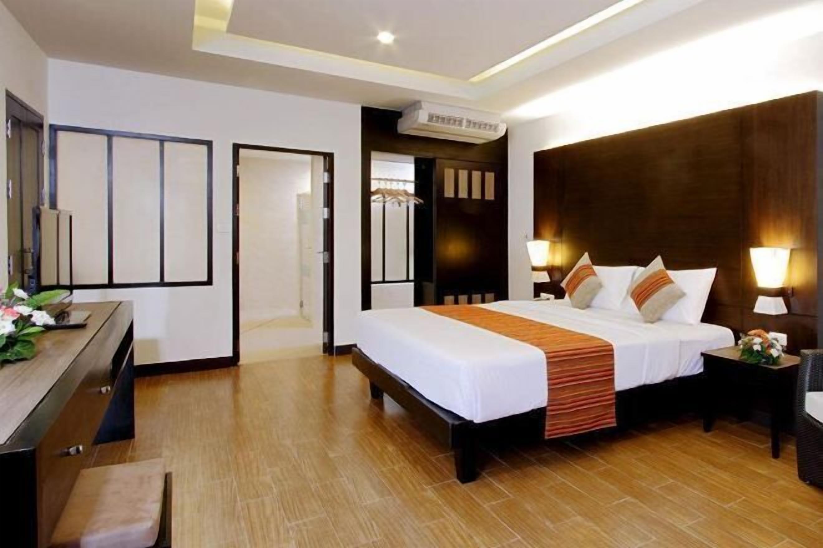 ミニバー、セーフティボックス (室内)、デスク、遮光カーテン