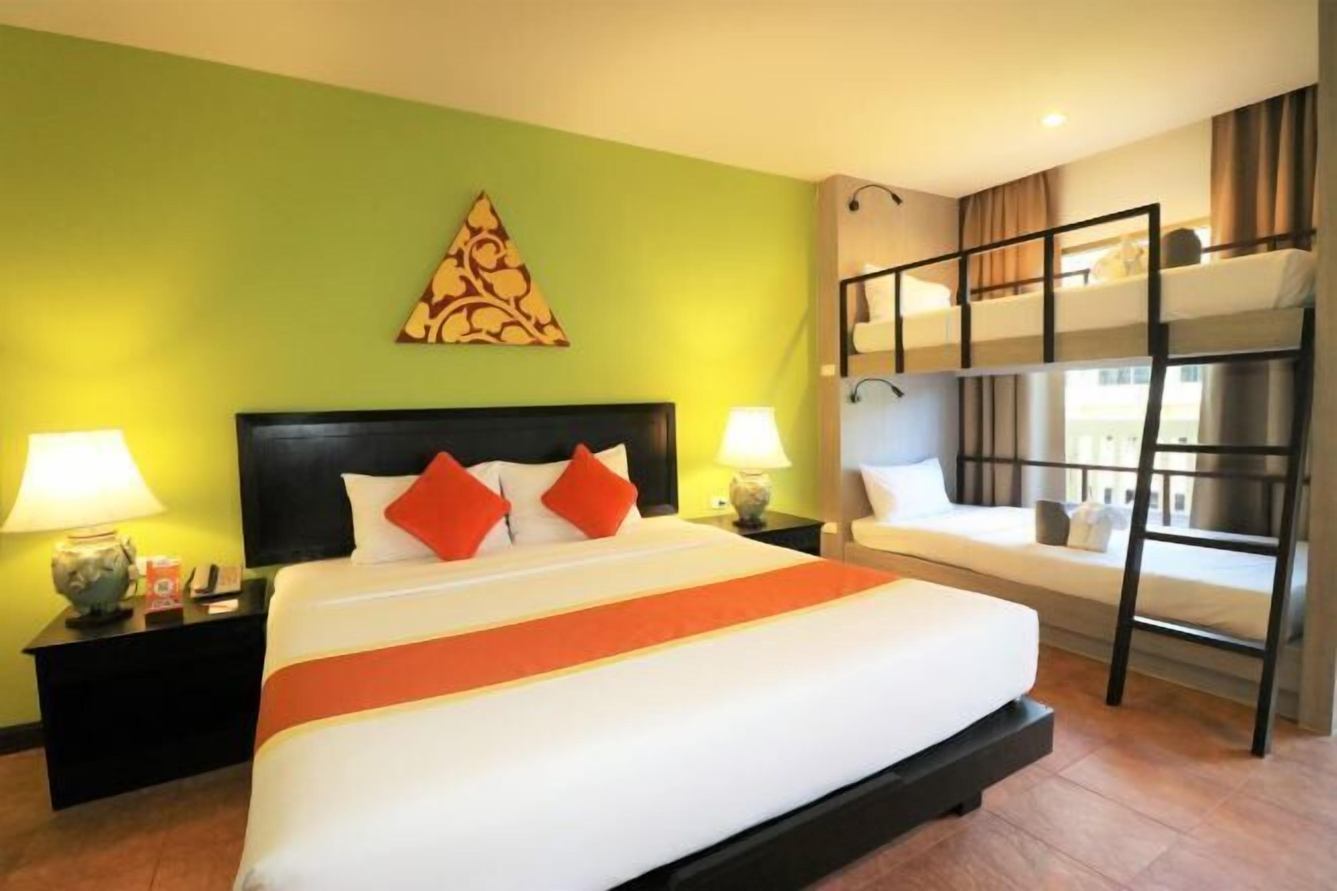 ミニバー、セーフティボックス (室内)、デスク、遮光カーテン