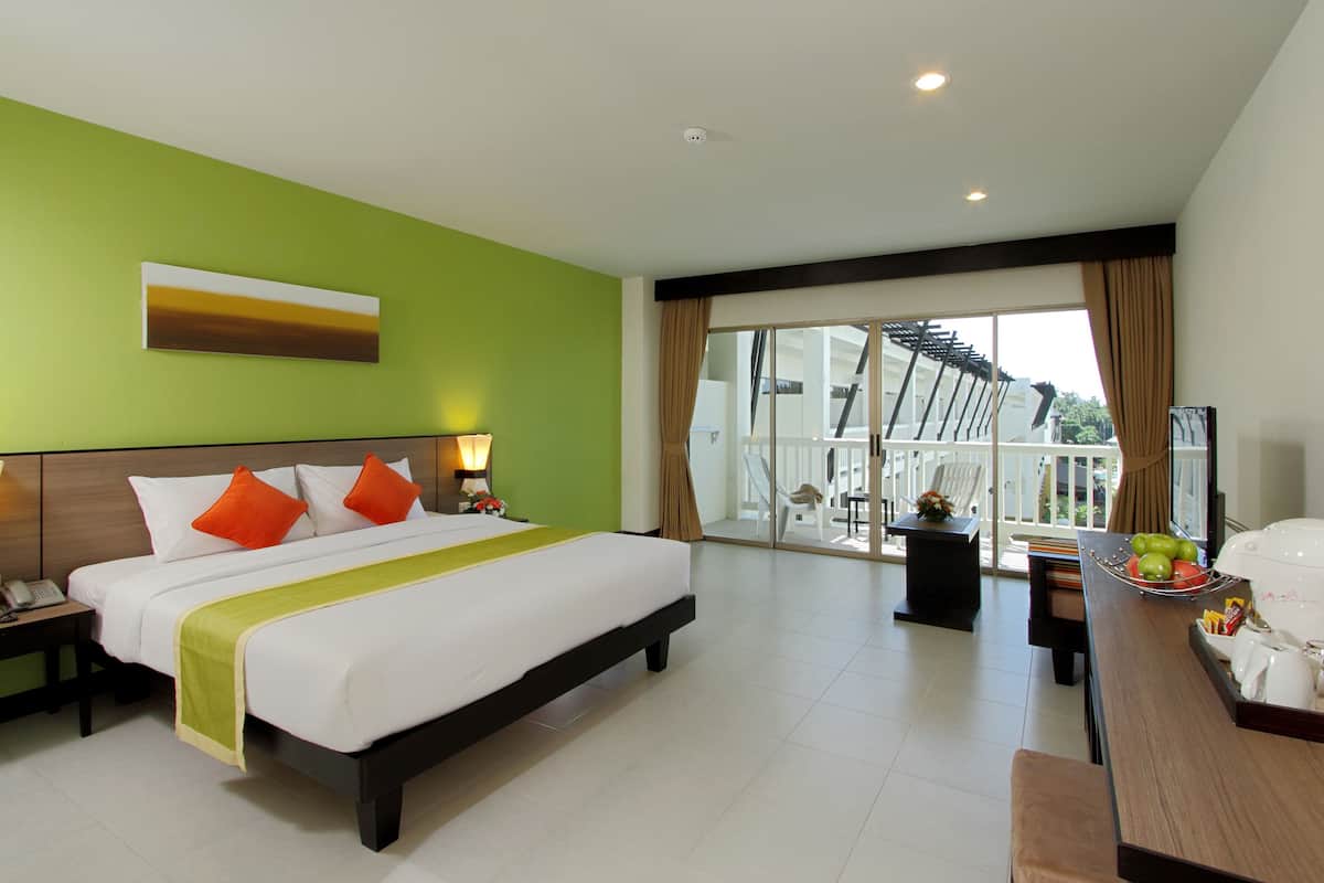 Sea Breeze Room | Minibar, caja de seguridad en la habitación y escritorio