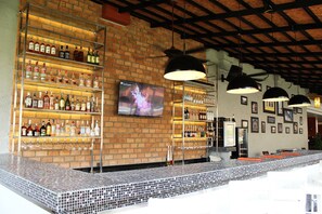 Nhìn ra hồ bơi, mở cửa hàng ngày 