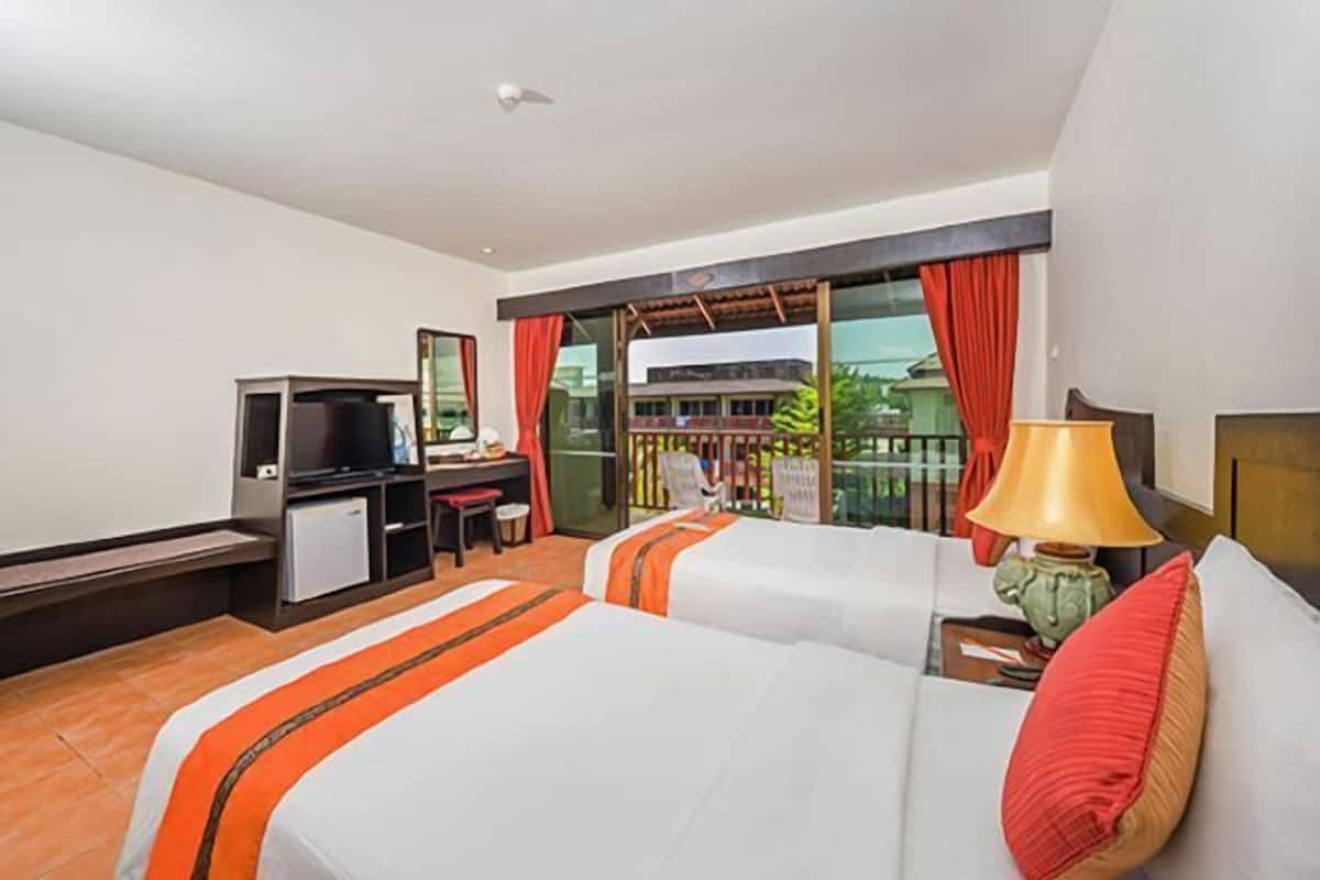 Minibar, coffres-forts dans les chambres, bureau, rideaux occultants