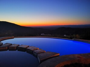 Außenpool, Infinity-Pool, Sonnenschirme, Liegestühle