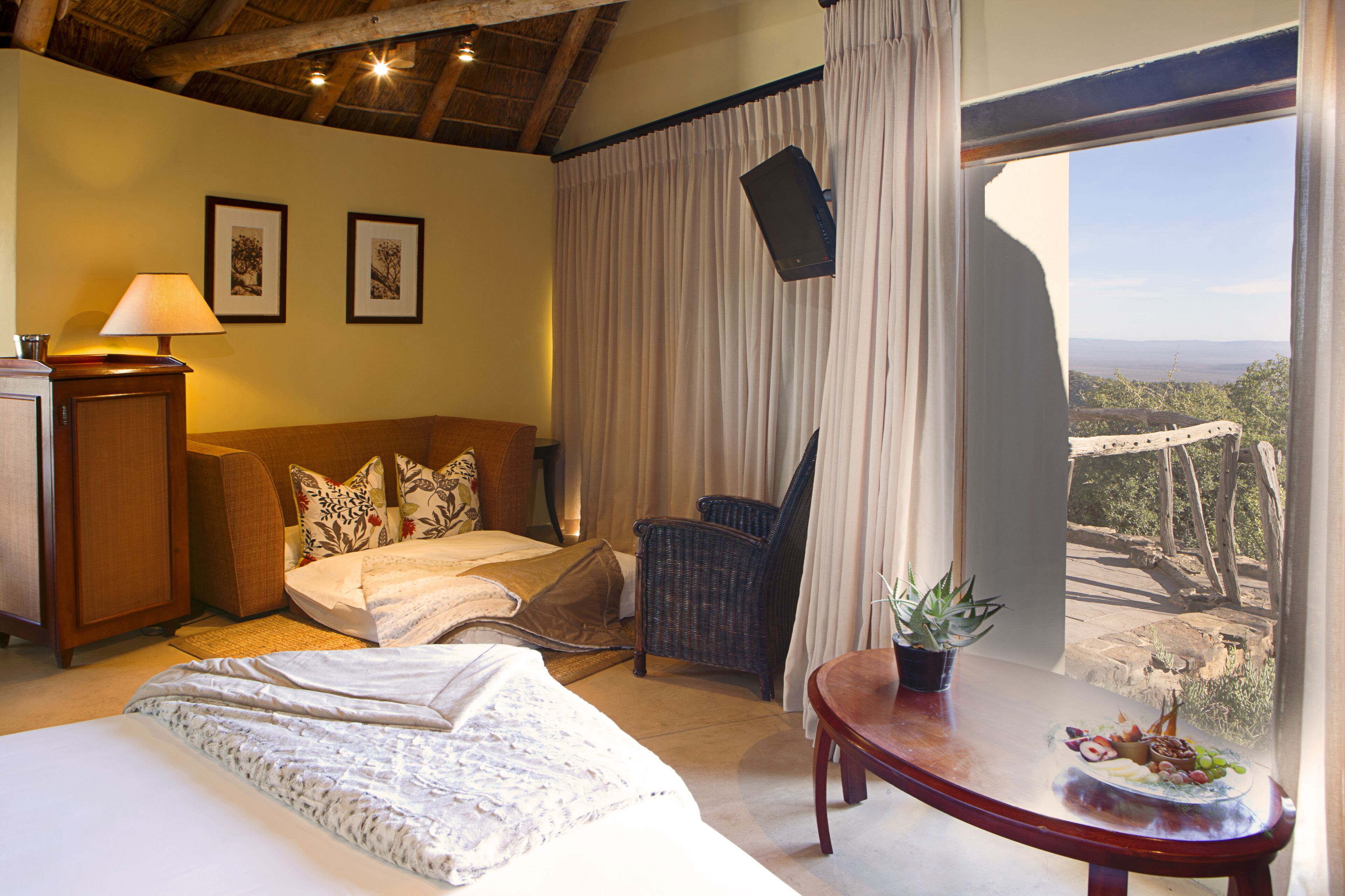 1 bilik tidur, bar mini, peti besi dalam bilik, meja 