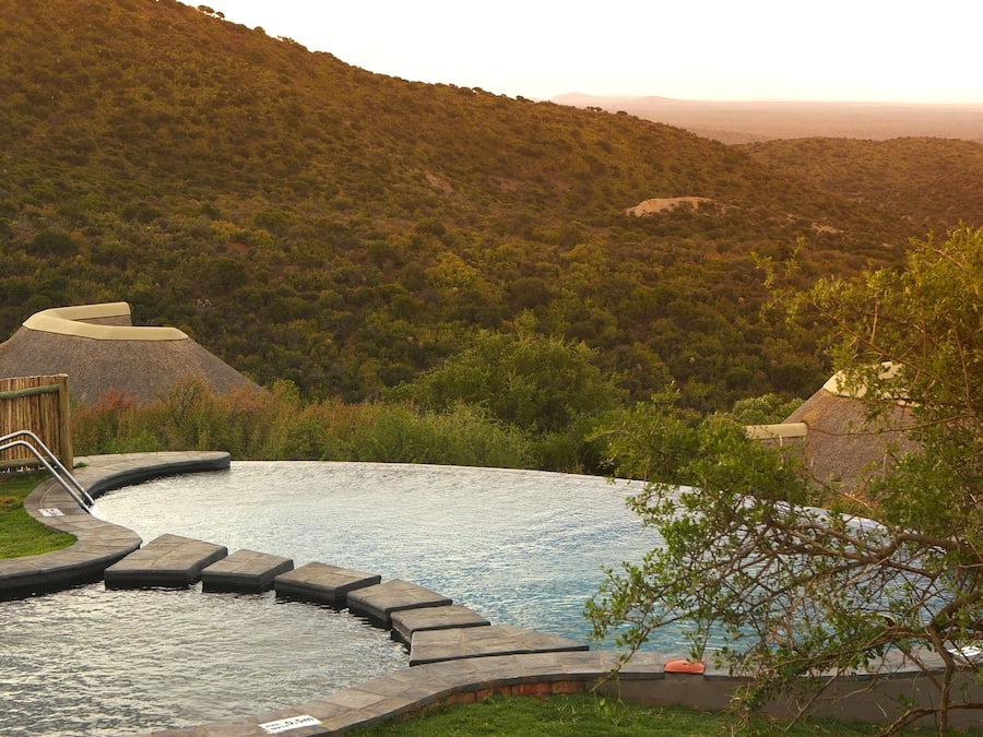 Utomhuspool, infinity-bassÀng, parasoller och solstolar