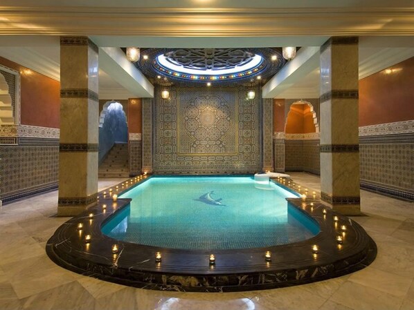 Indoor spa tub