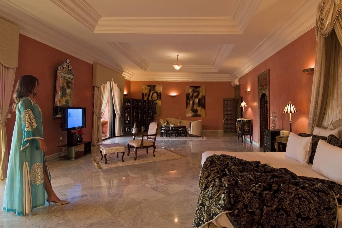 Royal Suite | Premium bedding, minibar, in-room safe, blackout drapes