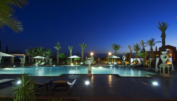 Sisäuima-allas, ulkouima-allas