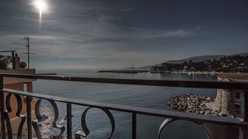 Näkymä rannalle/valtamerelle