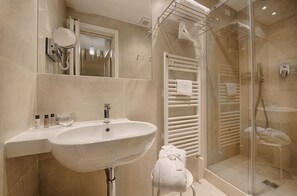 Articles de toilette écologiques, sèche-cheveux, bidet