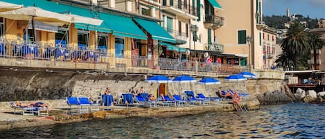 Privat strand i nærheten, solsenger og strandhåndklær