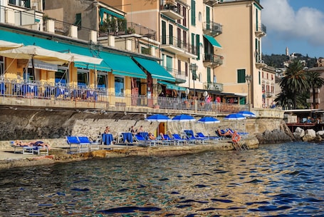 Playa privada en los alrededores, sillas reclinables de playa. Hotel Italia e Lido Rapallo