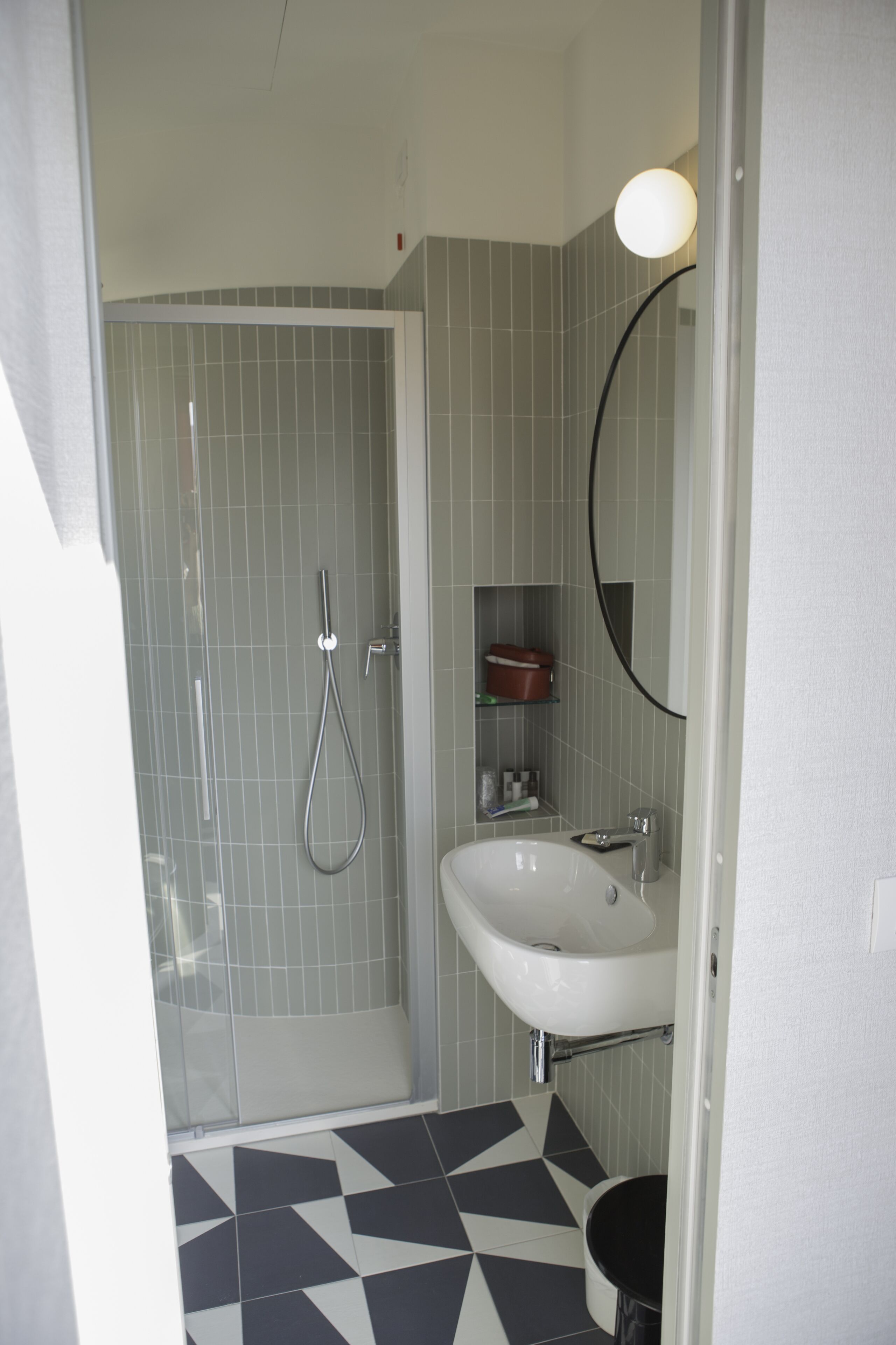 Un baño con ducha, lavabo e inodoro.