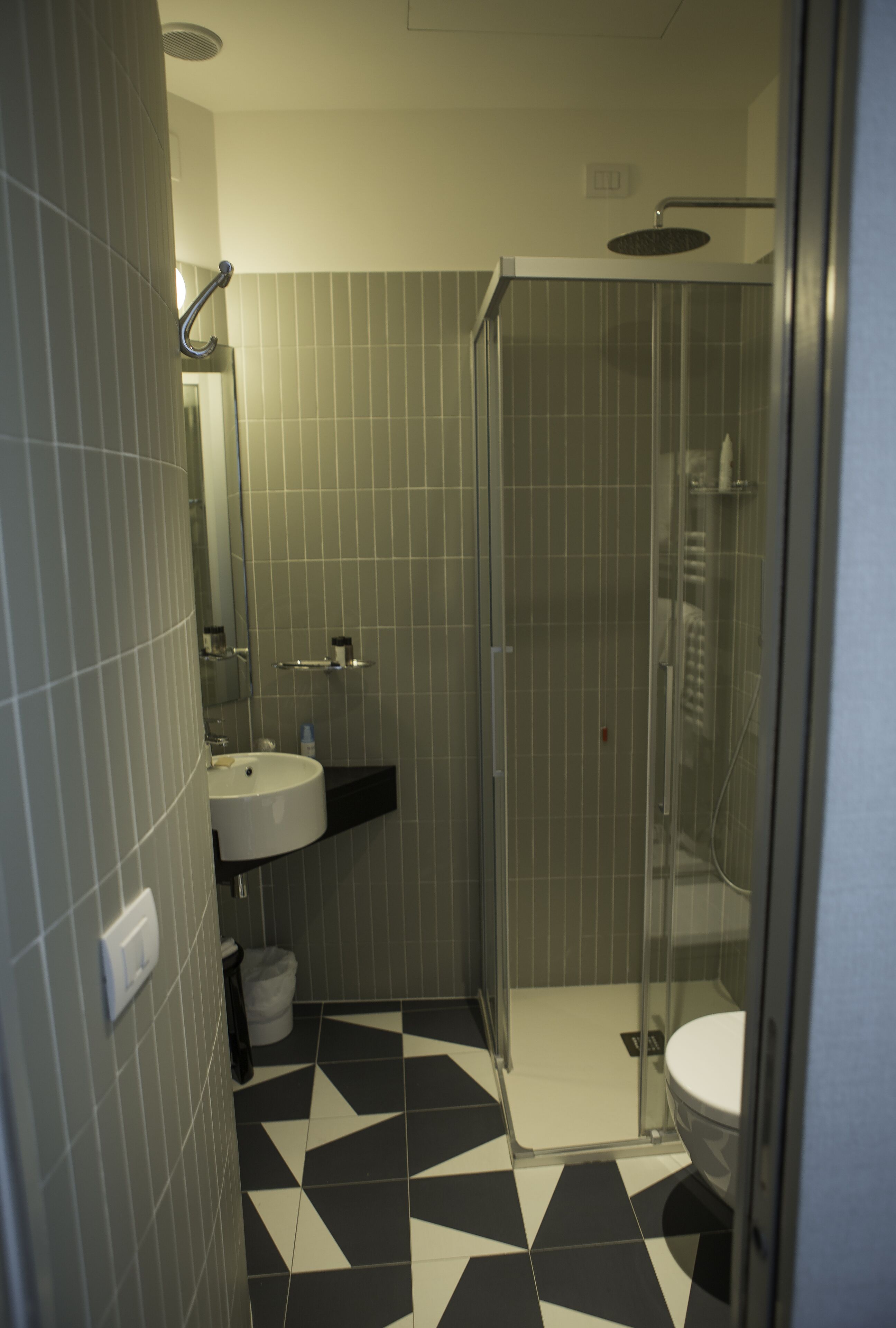 Un baño con ducha, lavamanos e inodoro.