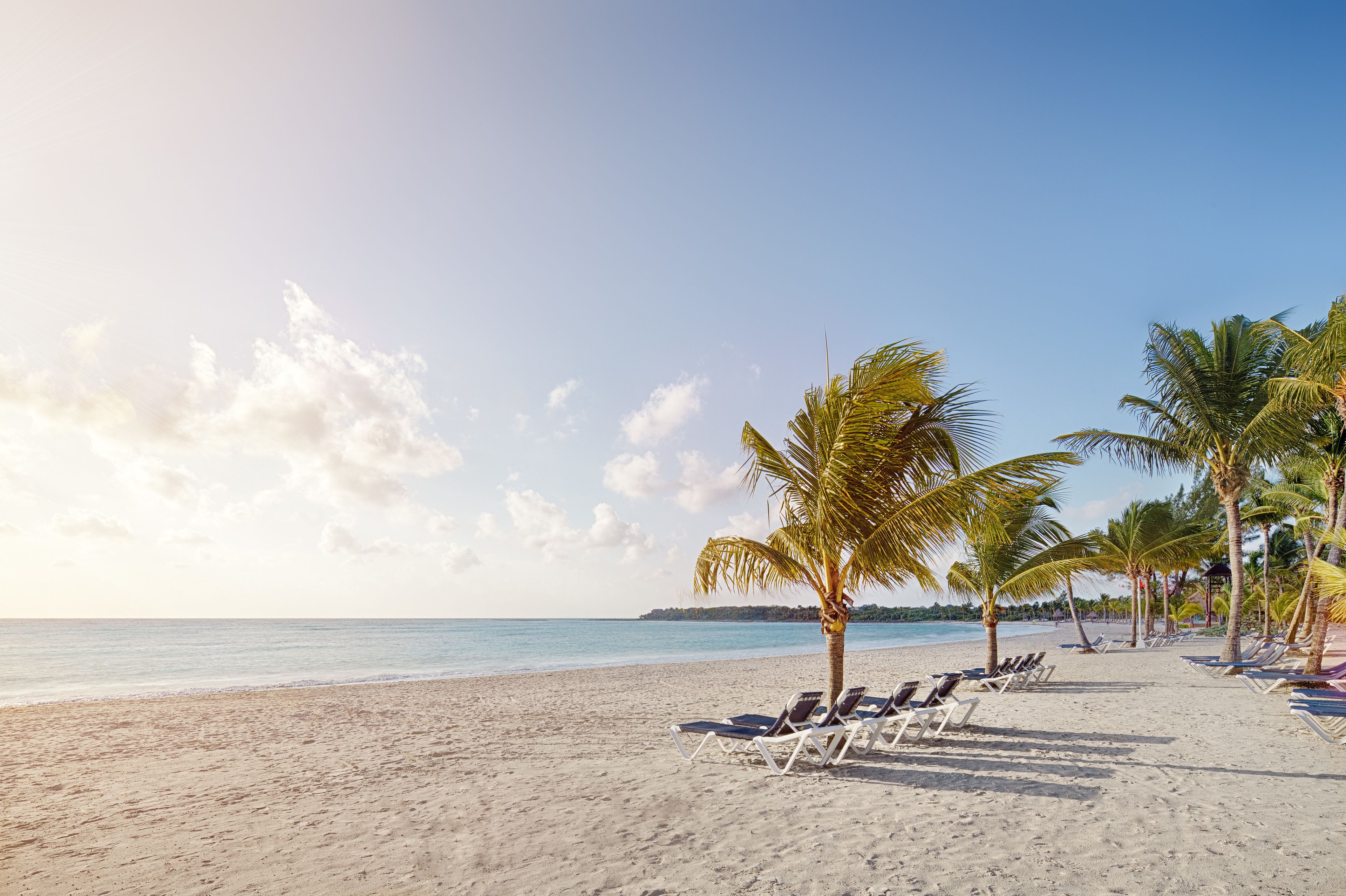 Sur la plage, sable blanc, chaise longue, serviettes de plage