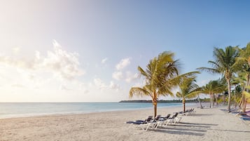 Sur la plage, sable blanc, chaise longue, serviettes de plage