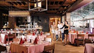 5 間餐廳,供應早餐、午餐和晚餐,西班牙料理